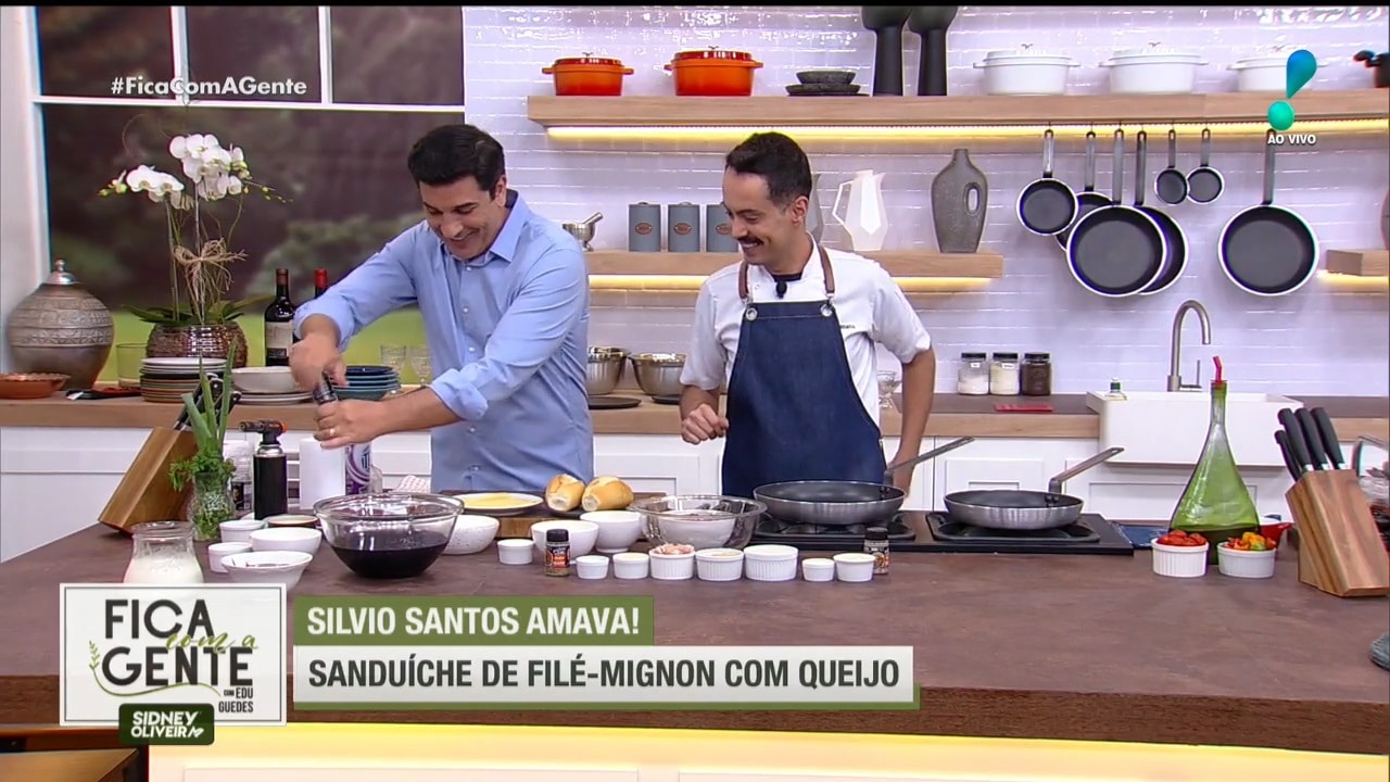 Foto de Edu Guedes fazendo um dos pratos favoritos de Silvio Santos