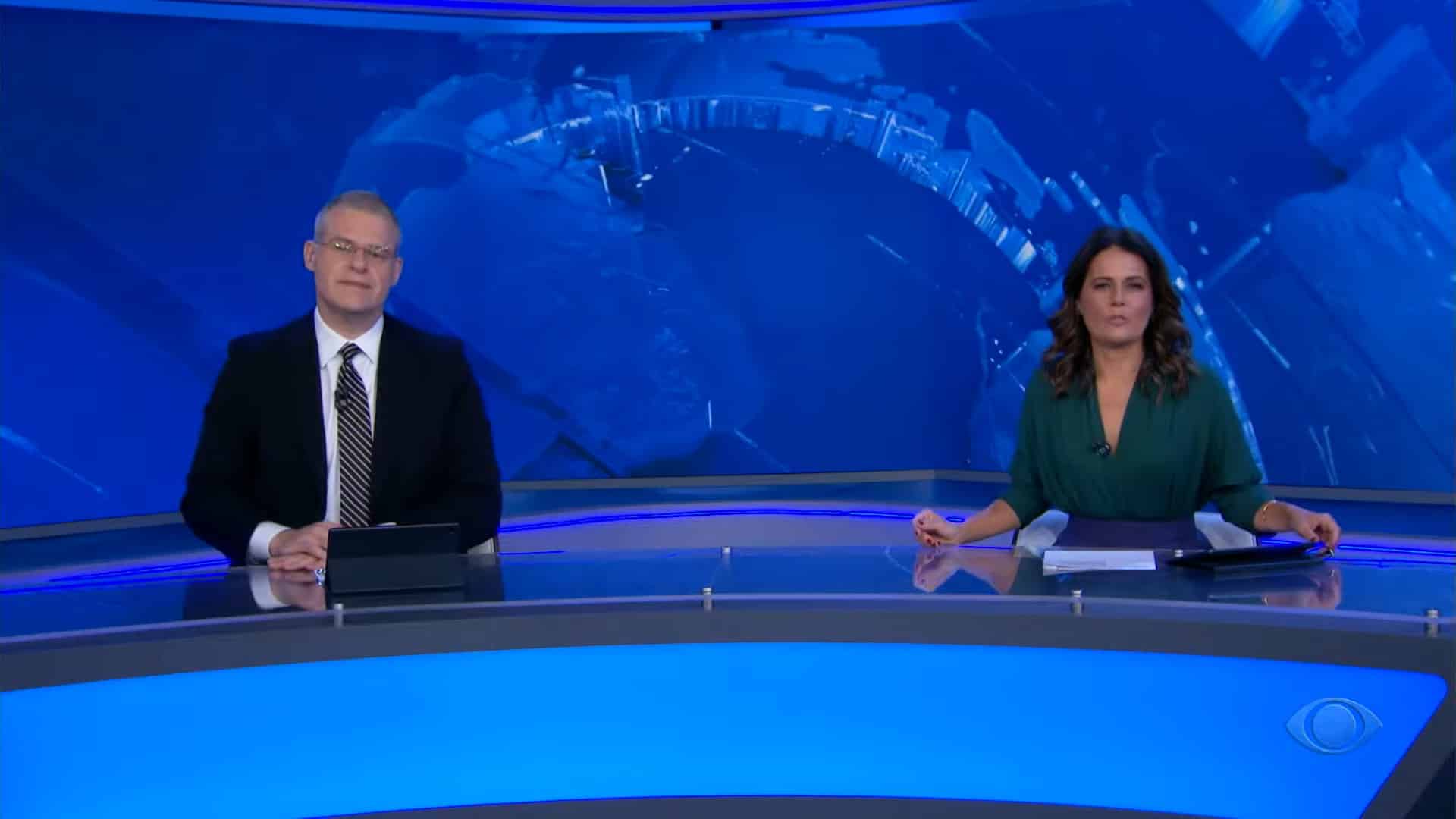 Foto de Eduardo Oinegue e Adriana Araújo no estúdio do Jornal da Band