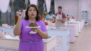 Foto de Fabiana Karla apresentando o Bake Off Brasil 10