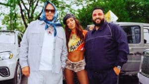 Foto de Fat Joe com lenço azul na cabeça, Anitta de boina e DJ Khaled de conjunt de frio azul