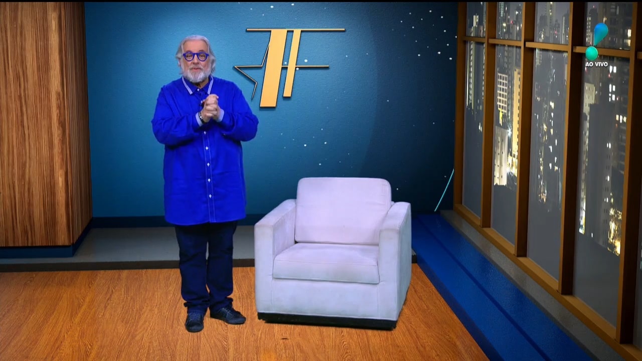 Foto de Leão Lobo no estúdio do TV Fama