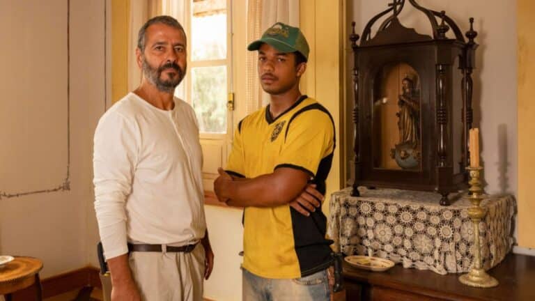 Foto de Marcos Palmeira e Juan Paiva em cena