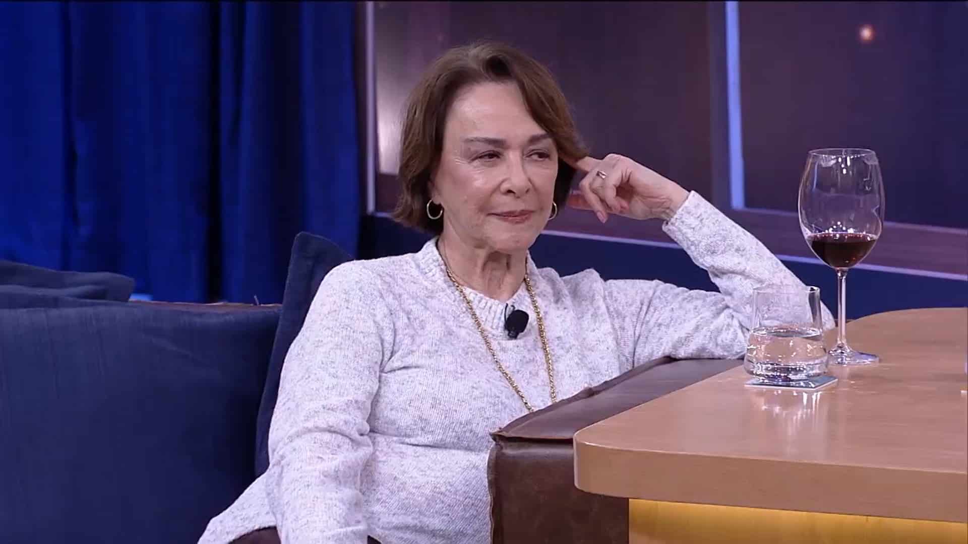 Foto de Nívea Maria em entrevista para o Companhia Certa