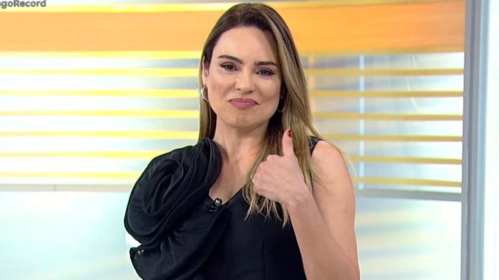 Foto de Rachel Sheherazade na estreia do Domingo Record