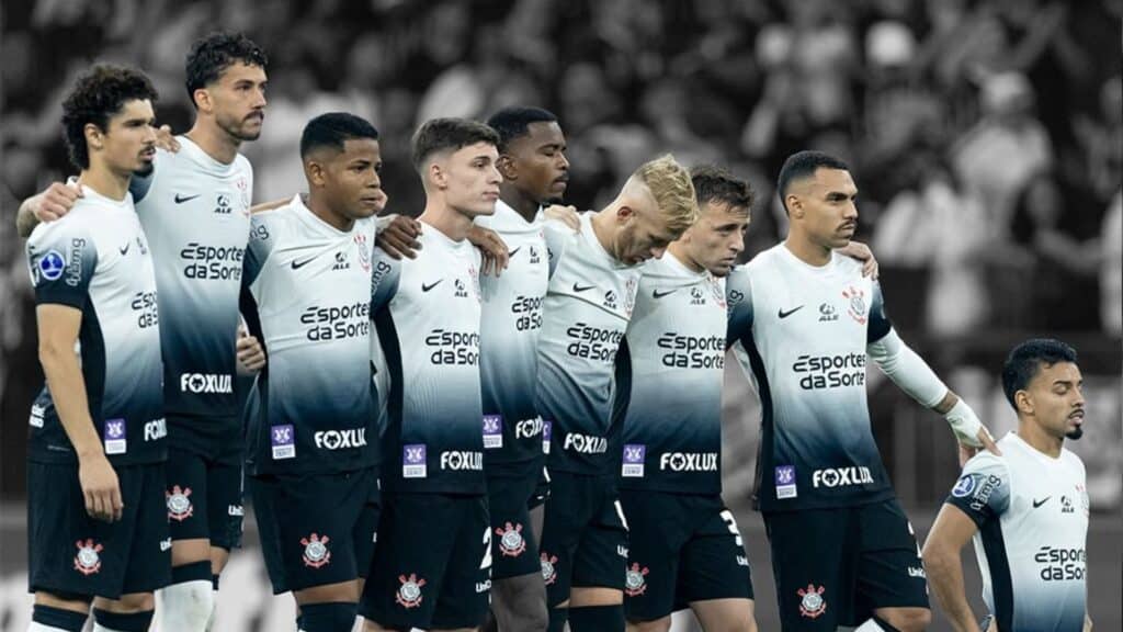 Foto do elenco do Corinthians em fila; Record exibirá jogos