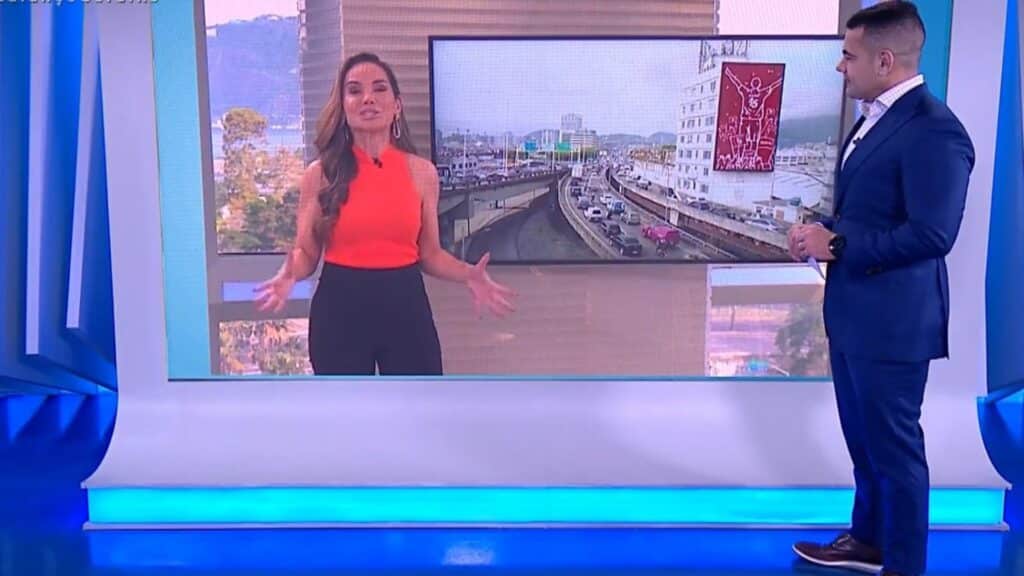 Foto de âncora da Record mostrando vídeo de apresentadora do SBT