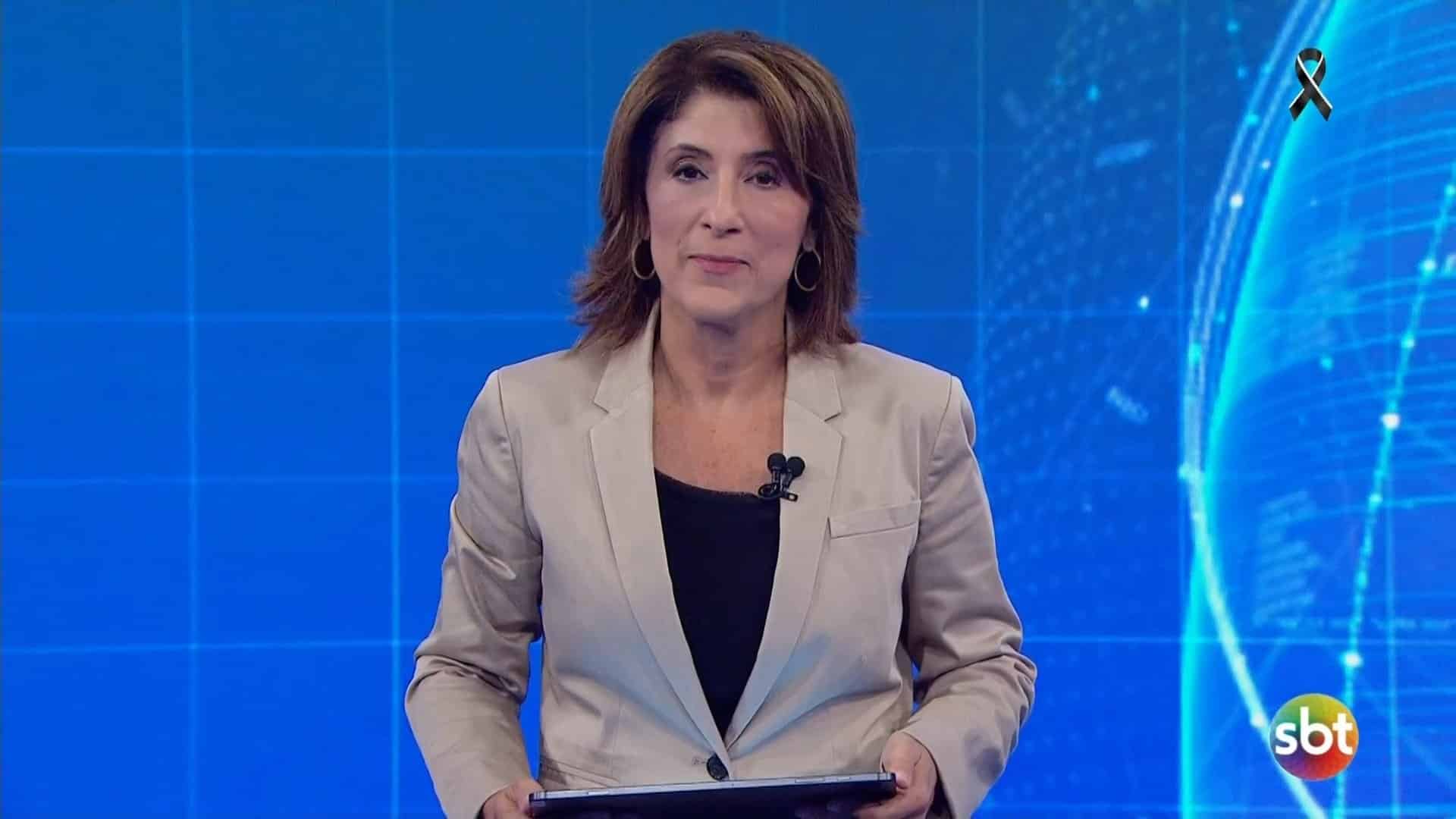 Foto da apresentadora Simone Munhoz na cobertura da morte de Silvio Santos