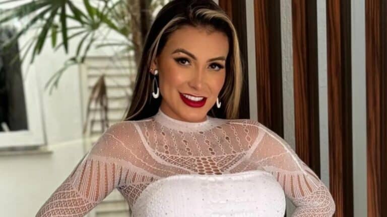 Foto de Andressa Urach de roupa branca e batom vermelho