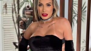 Foto de Andressa Urach de vestido preto e batom vermelho