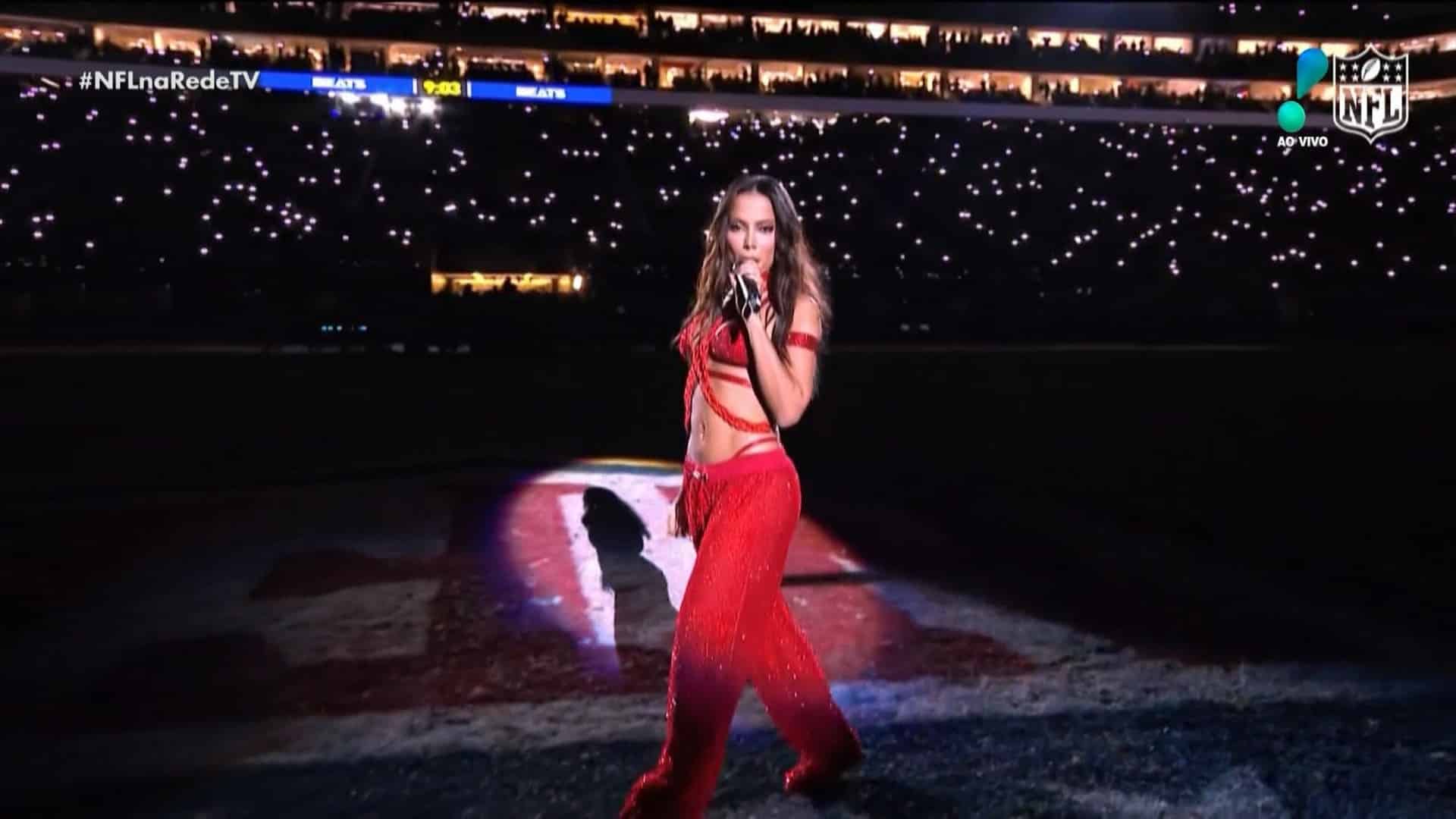 Foto de Anitta se apresentando no intervalo da NFL