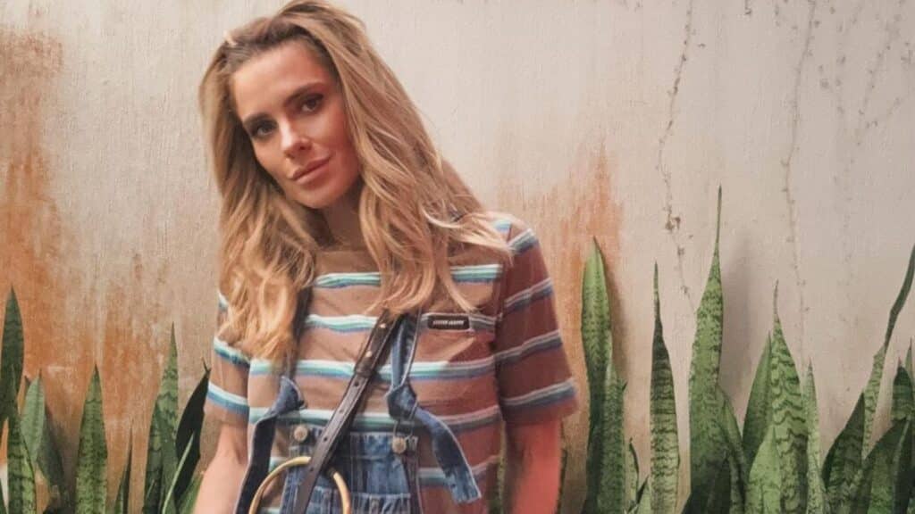 Foto de Carolina Dieckmann com cabelo loiro longo e camiseta listrada colorida