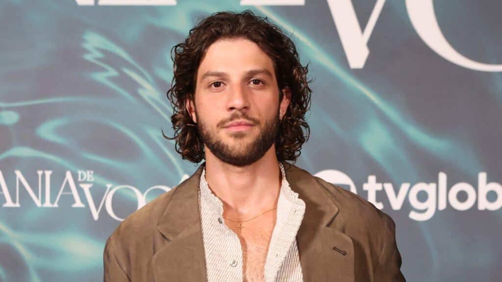 Foto de Chay Suede na coletiva de imprensa de Mania de Você