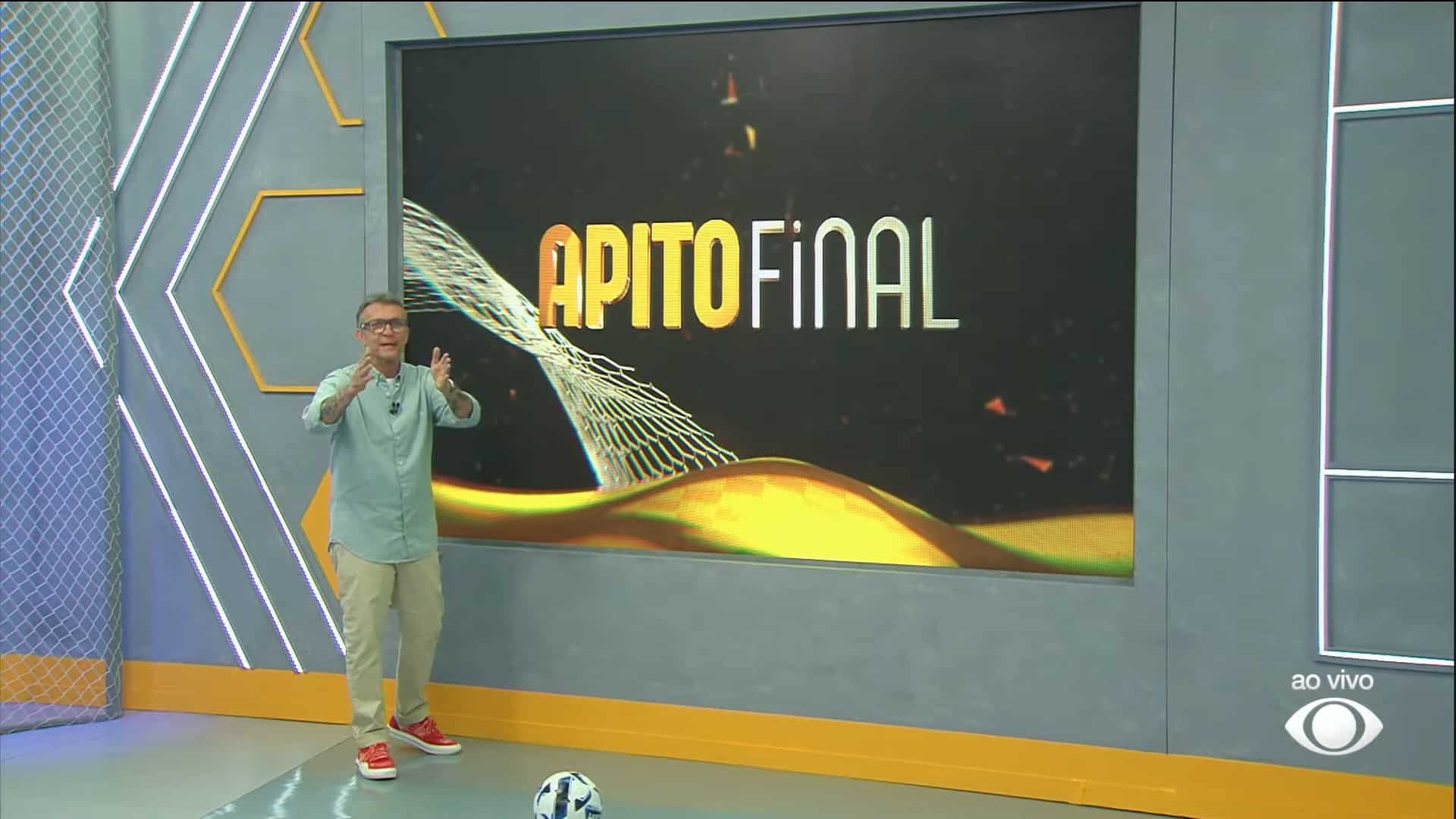 Foto do Craque Neto apresentando o programa Apito Final