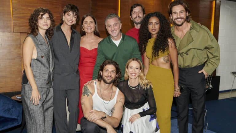 Foto do elenco de Renascer e Mania de Você com Luciano Huck