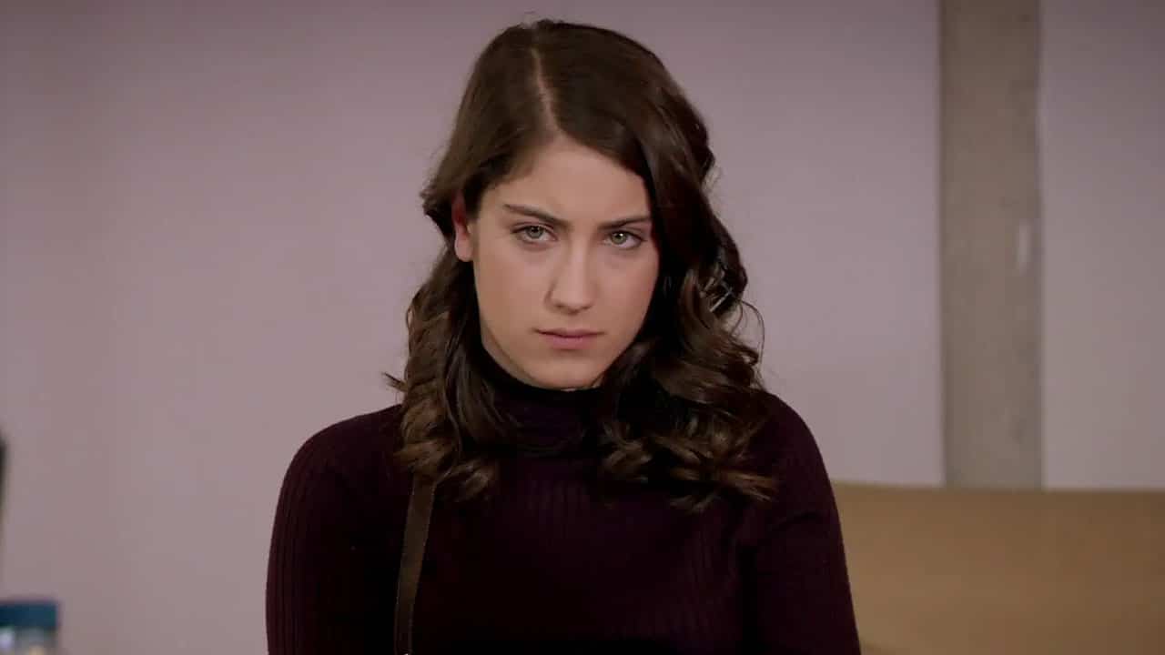 Feriha Yilmaz (Hazal Kaya) em cena da novela O Segredo de Feriha