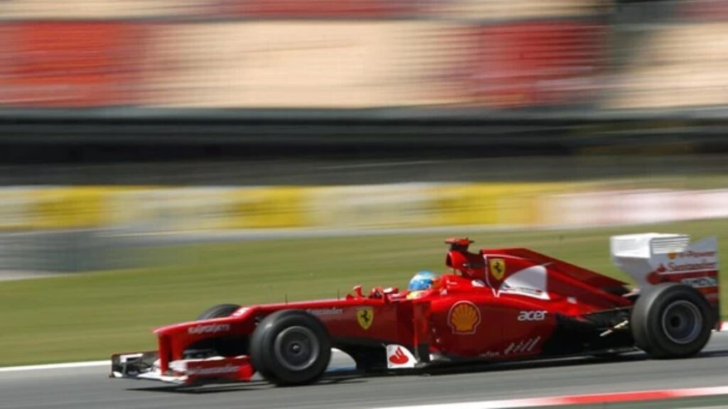 Foto de carro vermelho de Fórmula 1 exibido pela Globo