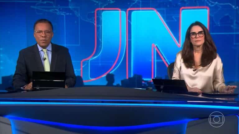 Foto de Heraldo Pereira e Ana Luiza Guimarães na bancada do Jornal Nacional, da Globo