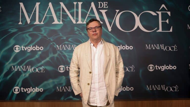 Foto de João Emanuel Carneiro em festa de lançamento da novela Mania de Você