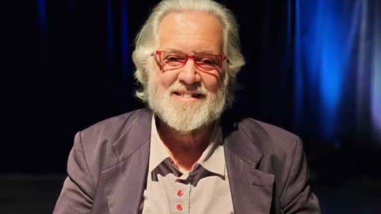 Foto de Leão Lobo de óculos vermelhos, barba grisalha e cabelo comprido