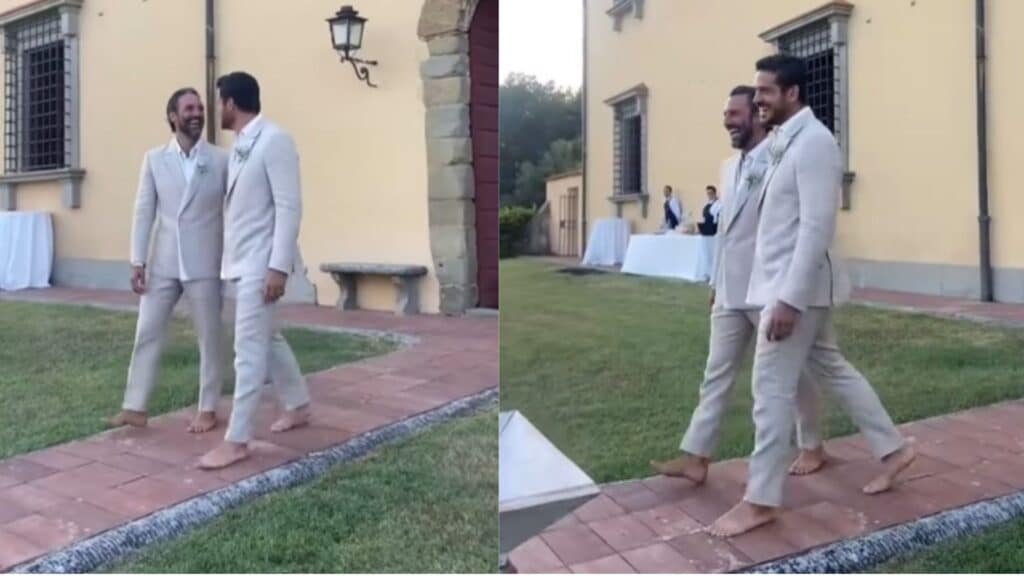 Montagem de duas fotos de Marco Pigossi se casando com Marco Calvani de terno e descalços