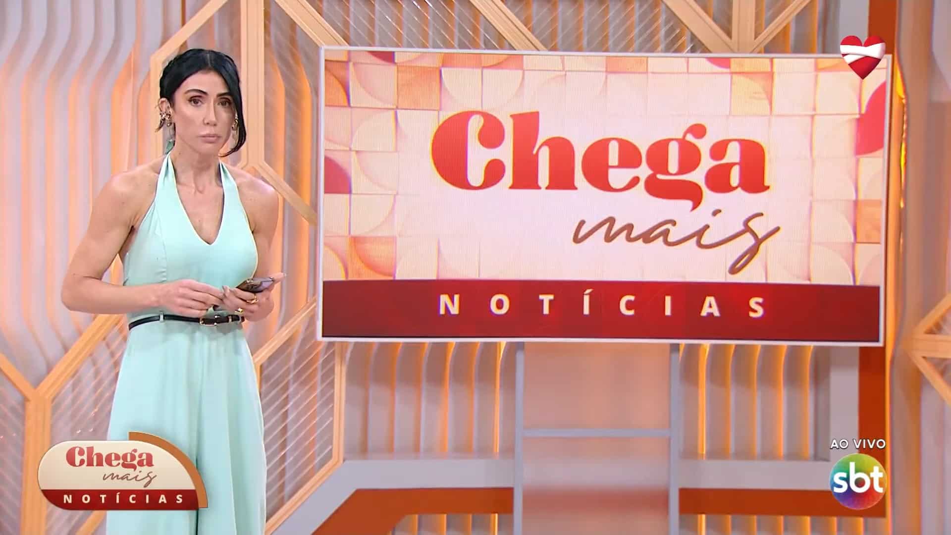 Foto da apresentadora Michelle Barros no estúdio do Chega Mais Notícias