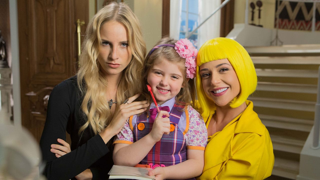 Nicole (Dani Gondim), Dulce Maria (Lorena Queiroz) e Tia Perucas (Priscila Sol) na novela Carinha de Anjo