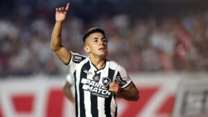 Foto de Thiago Almada, jogador do Botafogo, em partida da Libertadores