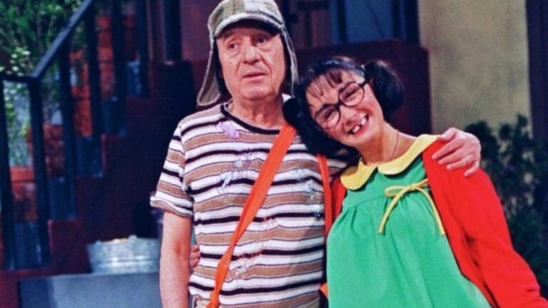 Foto de Chaves ao lado de Chiquinha, a série é exibida pelo SBT