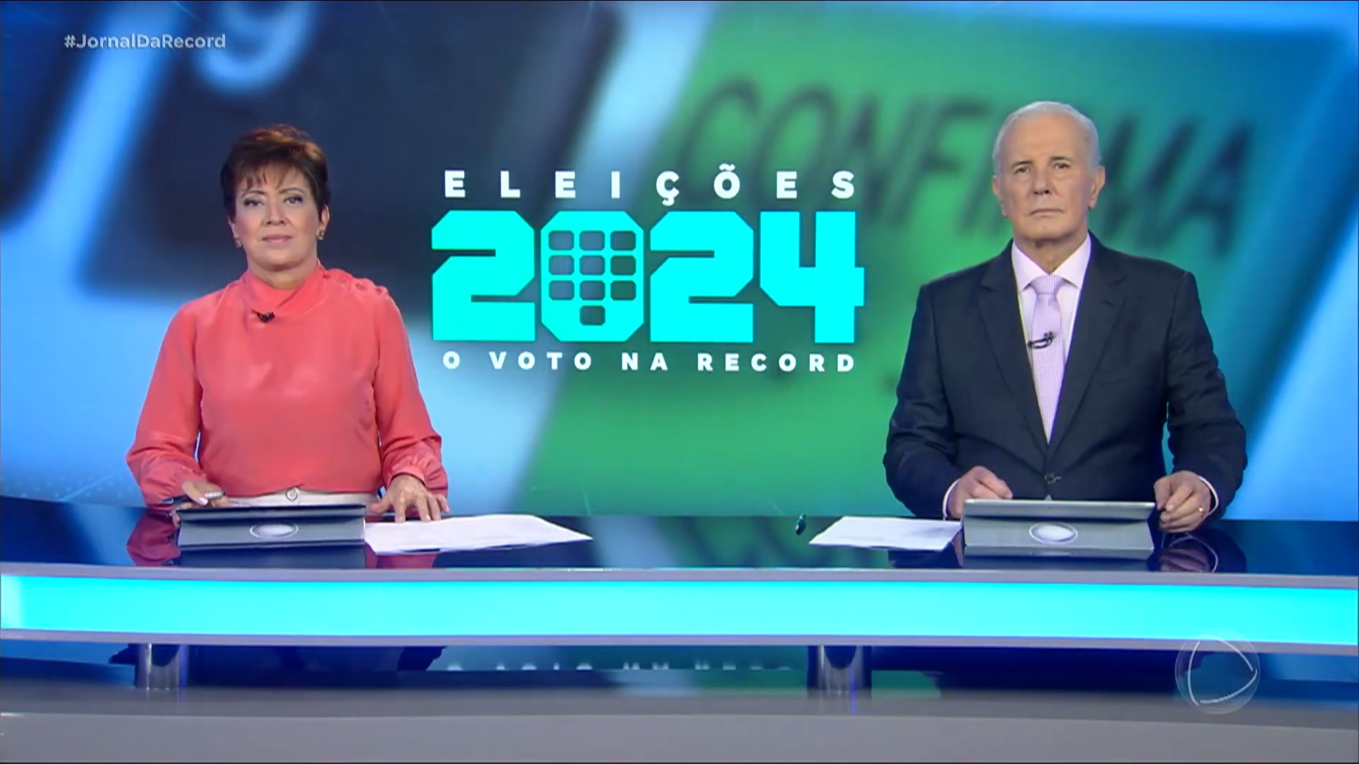 Foto de Christina Lemos e Celso Freitas no estúdio do Jornal da Record