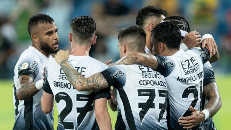 Foto de jogadores do Corinthians; Record exibirá jogos do clube em 2025