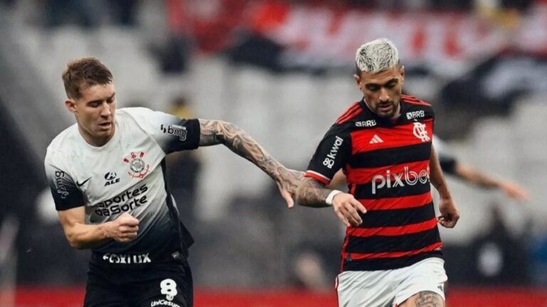 Jogadores do Corinthians e Flamengo em disputa no campo; Globo possui direitos do clube alvinegro