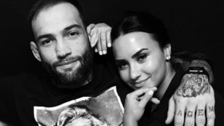 Foto de Guilherme Bomba e Demi Lovato abraçados em branco e preto