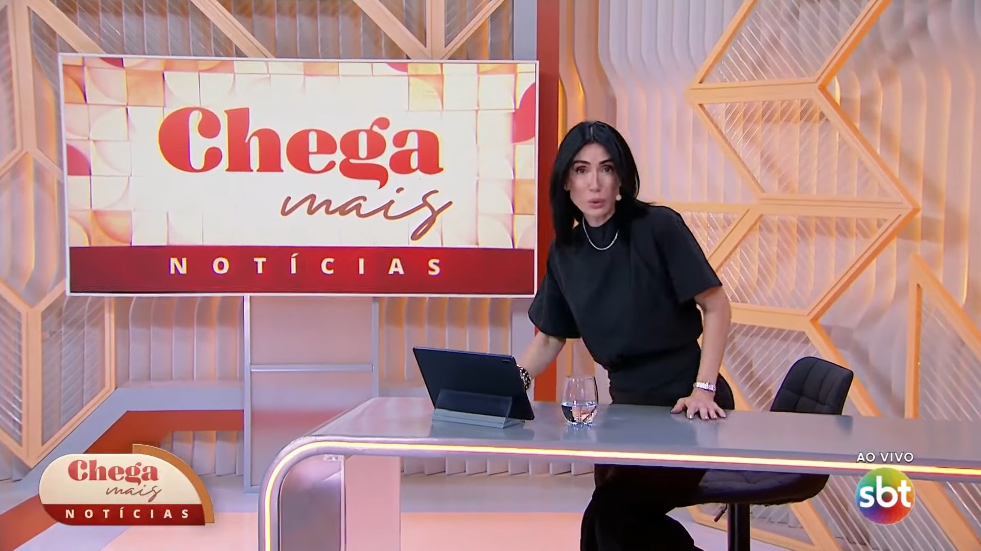 Foto de Michelle Barros durante o jornal Chega Mais Notícias