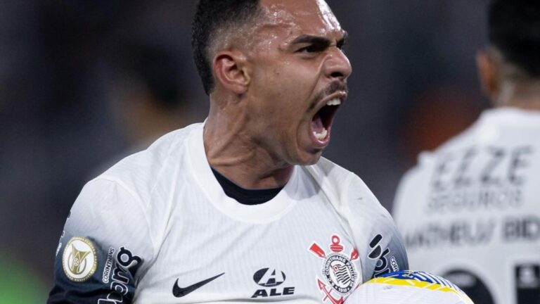 Jogador do Corinthians gritando segurando bola