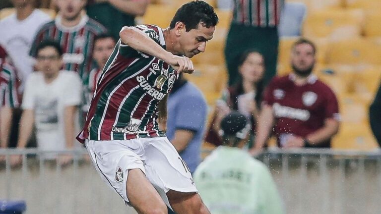 Pato, jogador do Fluminense, em meio a partida; Globo não possui direitos sobre o clube