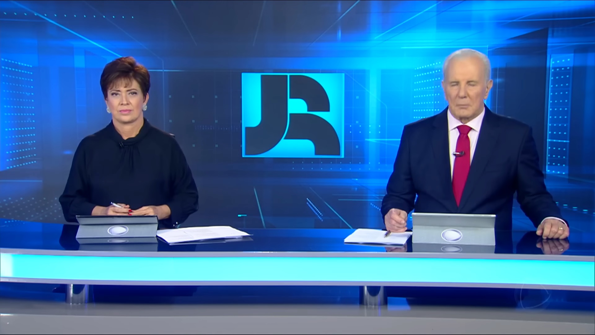 Foto dos jornalistas Celso Freitas e Christina Lemos na bancada do Jornal da Record