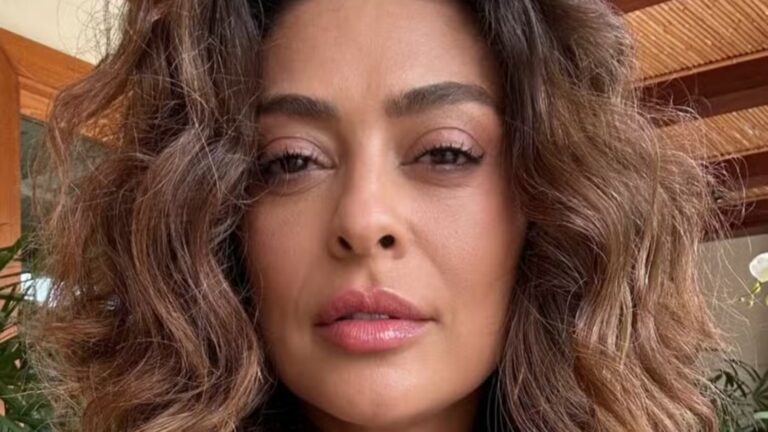 Foto de Juliana Paes de cabelo nos ombros e cacheado