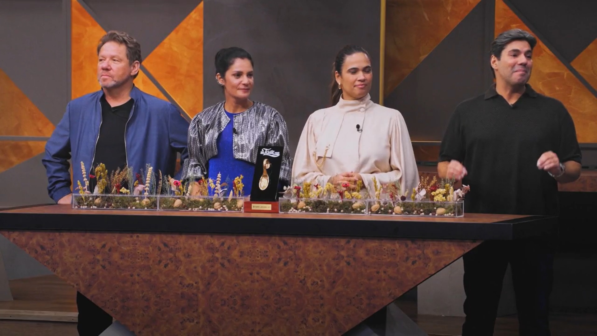 Foto de Felipe Bronze, Manu Buffara, Manu Ferraz e Claude Troisgros, jurados do MasterChef da Globo