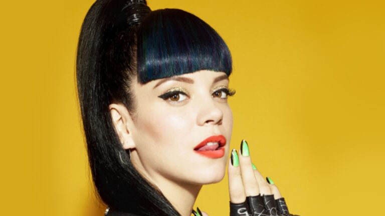 Foto de Lily Allen com franjinha em frente a fundo amarelo