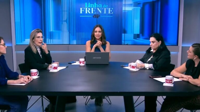 Foto de apresentadora e comentaristas no Linha de Frente, programa da Jovem Pan News