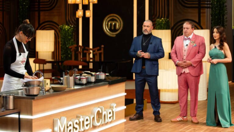 Foto dos jurados da temporada mais recente do MasterChef Brasil e a apresentadora Ana Paula Padrão