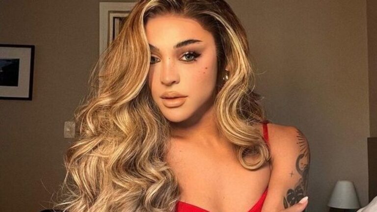 Foto de Pabllo Vittar de peruca loira e blusinha vermelha