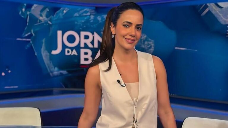 Foto de Paloma Tocci na bancada do Jornal da Band