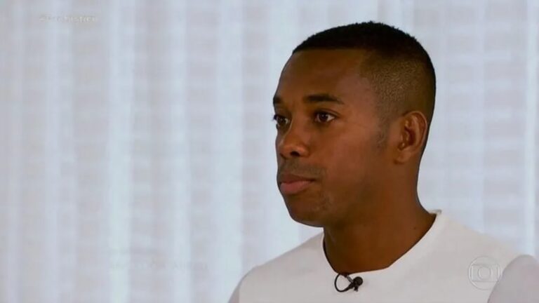 Foto de Robinho dando entrevista à Globo