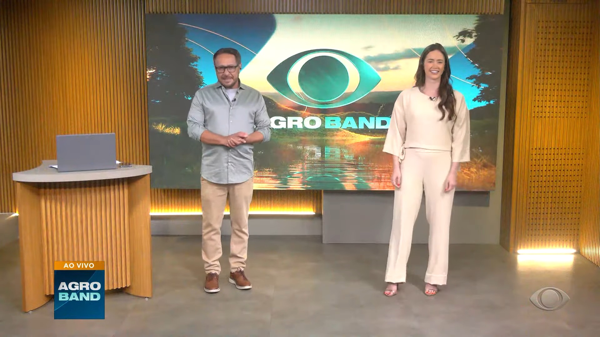 Foto de Valteno de Oliveira e Carolina Rabelo no estúdio do AgroBand