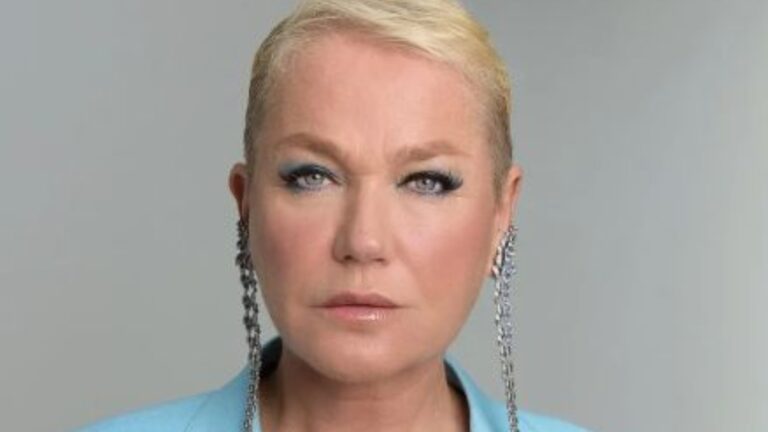 Foto de Xuxa séria com maquiagem e look azul claro