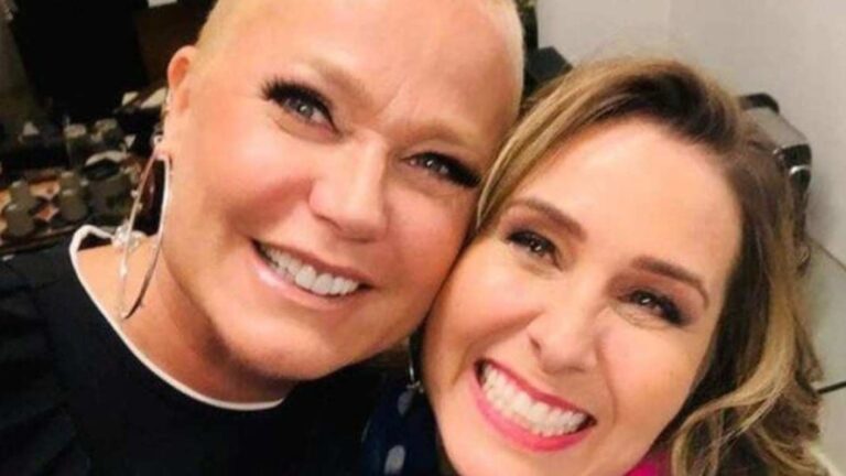 Foto de Xuxa sorridente ao lado de Andréa Sorvetão