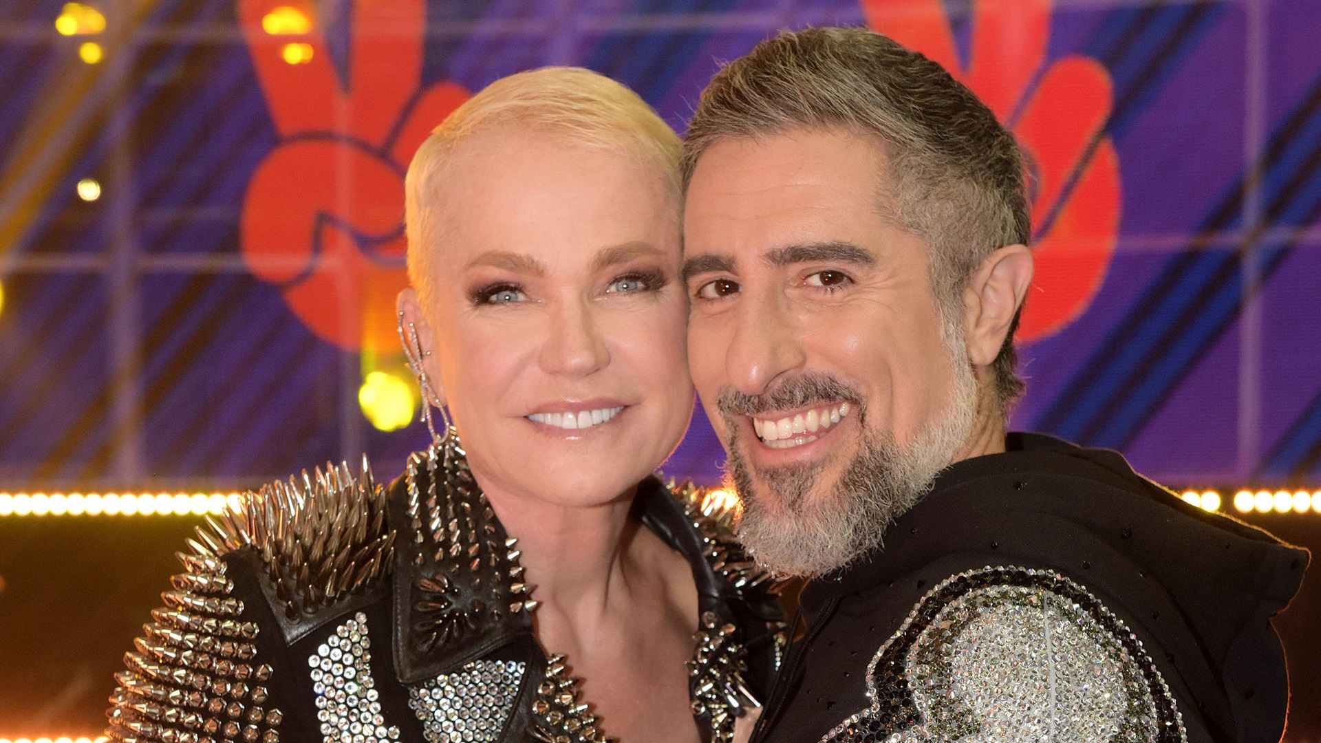 Foto de Xuxa Meneghel e Marcos Mion no Criança Esperança 2024