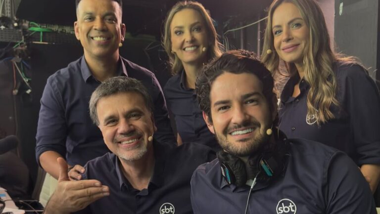 Foto de Alexandre Pato ao lado de time de transmissão de futebol no SBT