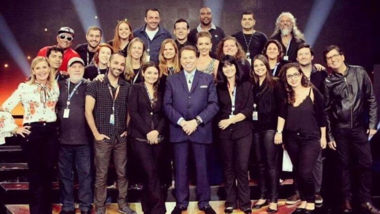 Foto de funcionários do SBT ao lado de Silvio Santos